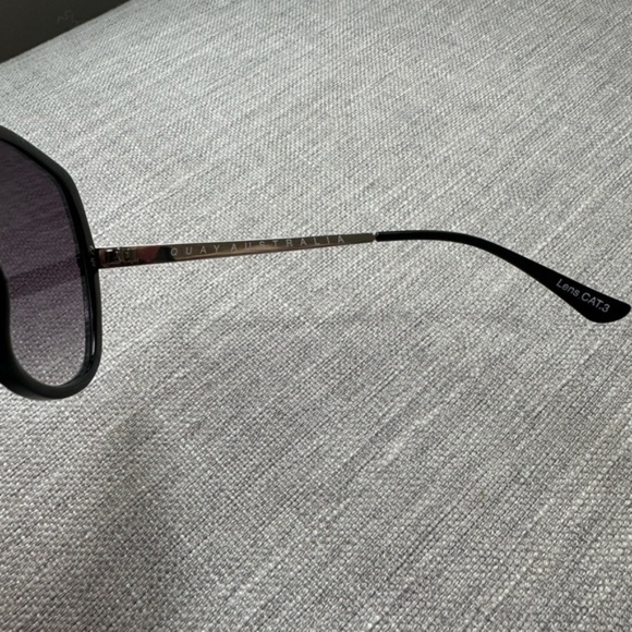 Quay Australia x Chrissy Teigen Gold Dust Sunglasses Black/ Gold NWT - Picture 10 of 13